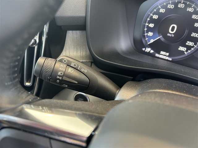ボルボ ＸＣ４０ B4 AWD インスクリプション 茨城県 2021(令3)年 3.9万km ぺブルグレー 純正ナビ/ワンセグTV/360°カメラ/ETC/前後ドラレコ/パノラマSR/harman/kardon/クリスタルシフトノブ/白革シート/パワーシート/シートヒーター/ステアリングヒーター/ACC/LKA/BLIS/パークアシストパイロット/クロストラフィックアラート/フットトランクオープナー/Wスマホチャージ