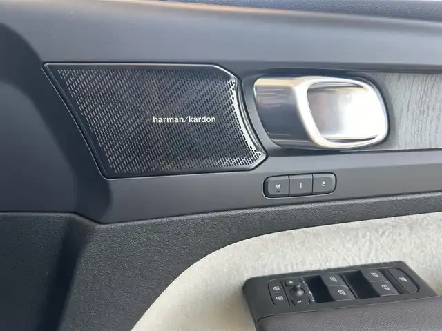 ボルボ ＸＣ４０ B4 AWD インスクリプション 茨城県 2021(令3)年 3.9万km ぺブルグレー 純正ナビ/ワンセグTV/360°カメラ/ETC/前後ドラレコ/パノラマSR/harman/kardon/クリスタルシフトノブ/白革シート/パワーシート/シートヒーター/ステアリングヒーター/ACC/LKA/BLIS/パークアシストパイロット/クロストラフィックアラート/フットトランクオープナー/Wスマホチャージ