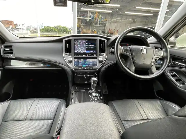 トヨタ クラウン ハイブリッド アスリートG 福岡県 2014(平26)年 10.6万km ホワイトパールクリスタルシャイン 純正ナビ/（AM/FM/CD/DVD/HDD/USB/BT/ワンセグ）/レーダークルーズコントロール/前後コーナーセンサー/ワンオーナー/社外アルミホイール付きスタッドレスタイヤ4本（215/55/17）/ETC/バックカメラ/前方ドライブレコーダー/レザーシート/D+N席パワーシート/D+N席シートヒーター/D+N席エアシート/D席メモリーシート/純正18インチアルミホイール/オートライト/フォグランプ/オートハイビーム/フロアマット/MT付きAT/ステアリングスイッチ/純正ドアバイザー/オート電動格納ミラー/スマートキー/プッシュスタート/リアサンシェード/W+カーテンエアバッグ/DUALオートエアコン/ISO FIX