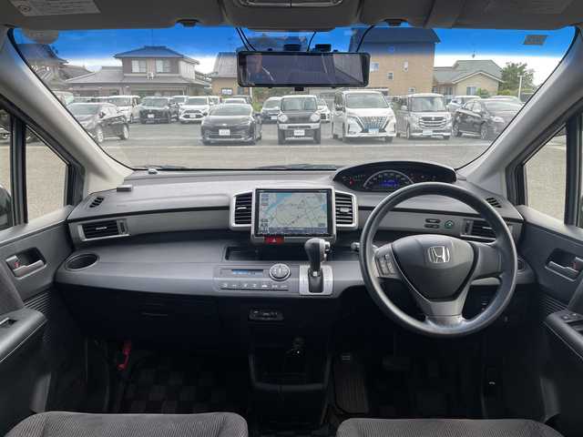 ホンダ フリード G ジャストセレクション 熊本県 2013(平25)年 12.1万km プレミアムスパークルブラックパール 純正ナビ/・AM/FM/CD/DVD/SD/USB/iPod/・フルセグTV/バックカメラ/横滑り防止機能/ステアリングリモコン/電動格納ミラー/・ウィンカーミラー/ETC/前後ドライブレコーダー/オートライト/・HIDライト/デジタルインナーミラー/ドアバイザー/片側パワースライドドア/社外フロアマット/スマートキー/・スペアキー