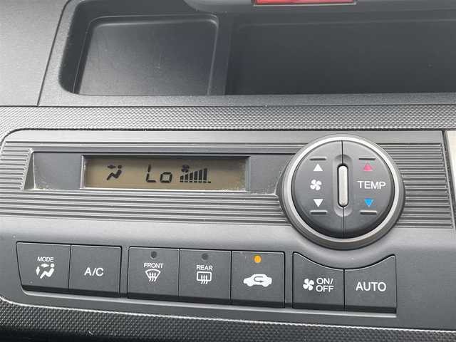 ホンダ フリード G ジャストセレクション 熊本県 2013(平25)年 12.1万km プレミアムスパークルブラックパール 純正ナビ/・AM/FM/CD/DVD/SD/USB/iPod/・フルセグTV/バックカメラ/横滑り防止機能/ステアリングリモコン/電動格納ミラー/・ウィンカーミラー/ETC/前後ドライブレコーダー/オートライト/・HIDライト/デジタルインナーミラー/ドアバイザー/片側パワースライドドア/社外フロアマット/スマートキー/・スペアキー