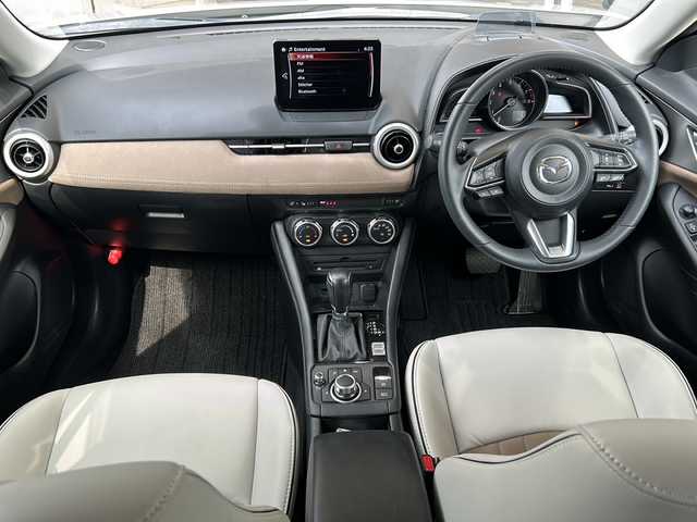 マツダ ＣＸ－３ 15S アーバンドレッサー 静岡県 2023(令5)年 1.3万km プラチナクォーツメタリック 純正ナビ/・FM/・AM/・aha/・Stitcher/・Bluetooth/・USB/・CD/・AUX/・DVD/・フルセグTV/ブラックグロッシーパッケージ/・切削加工18インチアルミホイール/・メッキガーニッシュ（フロント＆サイド下部）/・フロント・サイド・リアボディロアバンパー(グロスブラック)/主要装備/・スマート・ブレーキ・サポート/・マツダ・レーダー・クルーズ・コントロール/［全車速追従機能付］/・ドライバー・アテンション・アラート/・交通標識認識システム/・アクティブ・ドライビング・ディスプレイ/・ステアリングヒーター/・運転席＆助手席シートヒーター/・シート材質：合成皮革／グランリュクス/・パーキングセンサー/・ブラインドスポットモニタリング/・３６０°ビューモニター/・アイドリングストップ/・サイドカーテンエアバッグ