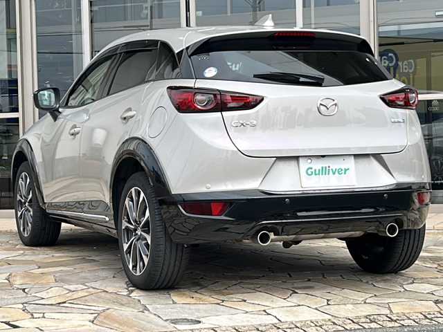 マツダ ＣＸ－３ 15S アーバンドレッサー 静岡県 2023(令5)年 1.3万km プラチナクォーツメタリック 純正ナビ/・FM/・AM/・aha/・Stitcher/・Bluetooth/・USB/・CD/・AUX/・DVD/・フルセグTV/ブラックグロッシーパッケージ/・切削加工18インチアルミホイール/・メッキガーニッシュ（フロント＆サイド下部）/・フロント・サイド・リアボディロアバンパー(グロスブラック)/主要装備/・スマート・ブレーキ・サポート/・マツダ・レーダー・クルーズ・コントロール/［全車速追従機能付］/・ドライバー・アテンション・アラート/・交通標識認識システム/・アクティブ・ドライビング・ディスプレイ/・ステアリングヒーター/・運転席＆助手席シートヒーター/・シート材質：合成皮革／グランリュクス/・パーキングセンサー/・ブラインドスポットモニタリング/・３６０°ビューモニター/・アイドリングストップ/・サイドカーテンエアバッグ