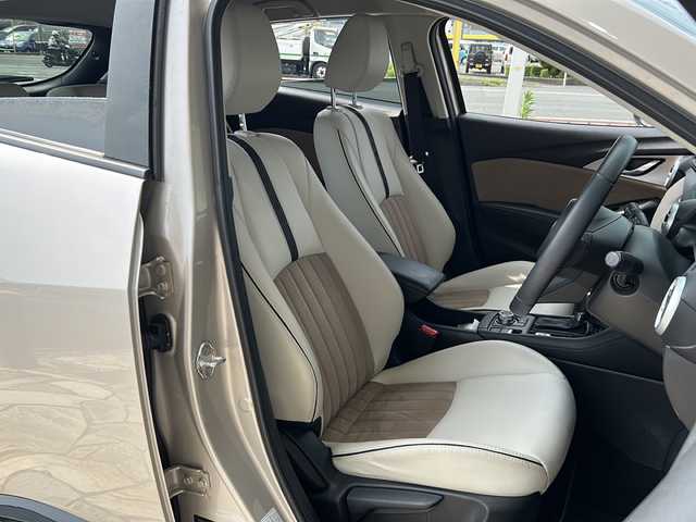 マツダ ＣＸ－３ 15S アーバンドレッサー 静岡県 2023(令5)年 1.3万km プラチナクォーツメタリック 純正ナビ/・FM/・AM/・aha/・Stitcher/・Bluetooth/・USB/・CD/・AUX/・DVD/・フルセグTV/ブラックグロッシーパッケージ/・切削加工18インチアルミホイール/・メッキガーニッシュ（フロント＆サイド下部）/・フロント・サイド・リアボディロアバンパー(グロスブラック)/主要装備/・スマート・ブレーキ・サポート/・マツダ・レーダー・クルーズ・コントロール/［全車速追従機能付］/・ドライバー・アテンション・アラート/・交通標識認識システム/・アクティブ・ドライビング・ディスプレイ/・ステアリングヒーター/・運転席＆助手席シートヒーター/・シート材質：合成皮革／グランリュクス/・パーキングセンサー/・ブラインドスポットモニタリング/・３６０°ビューモニター/・アイドリングストップ/・サイドカーテンエアバッグ
