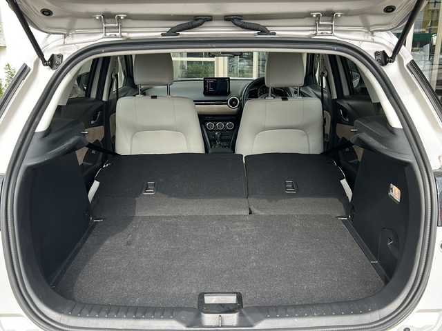 マツダ ＣＸ－３ 15S アーバンドレッサー 静岡県 2023(令5)年 1.3万km プラチナクォーツメタリック 純正ナビ/・FM/・AM/・aha/・Stitcher/・Bluetooth/・USB/・CD/・AUX/・DVD/・フルセグTV/ブラックグロッシーパッケージ/・切削加工18インチアルミホイール/・メッキガーニッシュ（フロント＆サイド下部）/・フロント・サイド・リアボディロアバンパー(グロスブラック)/主要装備/・スマート・ブレーキ・サポート/・マツダ・レーダー・クルーズ・コントロール/［全車速追従機能付］/・ドライバー・アテンション・アラート/・交通標識認識システム/・アクティブ・ドライビング・ディスプレイ/・ステアリングヒーター/・運転席＆助手席シートヒーター/・シート材質：合成皮革／グランリュクス/・パーキングセンサー/・ブラインドスポットモニタリング/・３６０°ビューモニター/・アイドリングストップ/・サイドカーテンエアバッグ