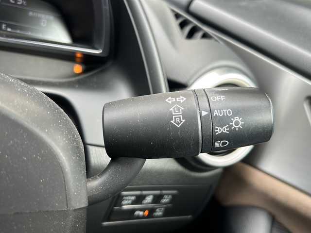 マツダ ＣＸ－３ 15S アーバンドレッサー 静岡県 2023(令5)年 1.3万km プラチナクォーツメタリック 純正ナビ/・FM/・AM/・aha/・Stitcher/・Bluetooth/・USB/・CD/・AUX/・DVD/・フルセグTV/ブラックグロッシーパッケージ/・切削加工18インチアルミホイール/・メッキガーニッシュ（フロント＆サイド下部）/・フロント・サイド・リアボディロアバンパー(グロスブラック)/主要装備/・スマート・ブレーキ・サポート/・マツダ・レーダー・クルーズ・コントロール/［全車速追従機能付］/・ドライバー・アテンション・アラート/・交通標識認識システム/・アクティブ・ドライビング・ディスプレイ/・ステアリングヒーター/・運転席＆助手席シートヒーター/・シート材質：合成皮革／グランリュクス/・パーキングセンサー/・ブラインドスポットモニタリング/・３６０°ビューモニター/・アイドリングストップ/・サイドカーテンエアバッグ