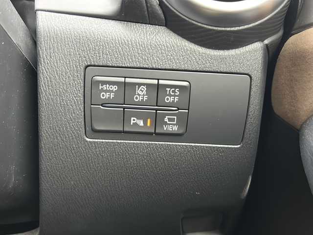 マツダ ＣＸ－３ 15S アーバンドレッサー 静岡県 2023(令5)年 1.3万km プラチナクォーツメタリック 純正ナビ/・FM/・AM/・aha/・Stitcher/・Bluetooth/・USB/・CD/・AUX/・DVD/・フルセグTV/ブラックグロッシーパッケージ/・切削加工18インチアルミホイール/・メッキガーニッシュ（フロント＆サイド下部）/・フロント・サイド・リアボディロアバンパー(グロスブラック)/主要装備/・スマート・ブレーキ・サポート/・マツダ・レーダー・クルーズ・コントロール/［全車速追従機能付］/・ドライバー・アテンション・アラート/・交通標識認識システム/・アクティブ・ドライビング・ディスプレイ/・ステアリングヒーター/・運転席＆助手席シートヒーター/・シート材質：合成皮革／グランリュクス/・パーキングセンサー/・ブラインドスポットモニタリング/・３６０°ビューモニター/・アイドリングストップ/・サイドカーテンエアバッグ