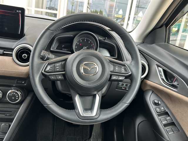 マツダ ＣＸ－３ 15S アーバンドレッサー 静岡県 2023(令5)年 1.3万km プラチナクォーツメタリック 純正ナビ/・FM/・AM/・aha/・Stitcher/・Bluetooth/・USB/・CD/・AUX/・DVD/・フルセグTV/ブラックグロッシーパッケージ/・切削加工18インチアルミホイール/・メッキガーニッシュ（フロント＆サイド下部）/・フロント・サイド・リアボディロアバンパー(グロスブラック)/主要装備/・スマート・ブレーキ・サポート/・マツダ・レーダー・クルーズ・コントロール/［全車速追従機能付］/・ドライバー・アテンション・アラート/・交通標識認識システム/・アクティブ・ドライビング・ディスプレイ/・ステアリングヒーター/・運転席＆助手席シートヒーター/・シート材質：合成皮革／グランリュクス/・パーキングセンサー/・ブラインドスポットモニタリング/・３６０°ビューモニター/・アイドリングストップ/・サイドカーテンエアバッグ