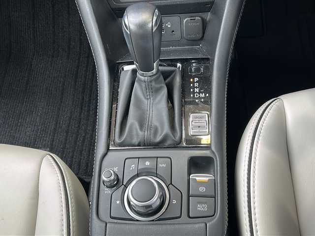 マツダ ＣＸ－３ 15S アーバンドレッサー 静岡県 2023(令5)年 1.3万km プラチナクォーツメタリック 純正ナビ/・FM/・AM/・aha/・Stitcher/・Bluetooth/・USB/・CD/・AUX/・DVD/・フルセグTV/ブラックグロッシーパッケージ/・切削加工18インチアルミホイール/・メッキガーニッシュ（フロント＆サイド下部）/・フロント・サイド・リアボディロアバンパー(グロスブラック)/主要装備/・スマート・ブレーキ・サポート/・マツダ・レーダー・クルーズ・コントロール/［全車速追従機能付］/・ドライバー・アテンション・アラート/・交通標識認識システム/・アクティブ・ドライビング・ディスプレイ/・ステアリングヒーター/・運転席＆助手席シートヒーター/・シート材質：合成皮革／グランリュクス/・パーキングセンサー/・ブラインドスポットモニタリング/・３６０°ビューモニター/・アイドリングストップ/・サイドカーテンエアバッグ