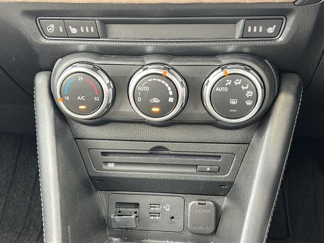 マツダ ＣＸ－３ 15S アーバンドレッサー 静岡県 2023(令5)年 1.3万km プラチナクォーツメタリック 純正ナビ/・FM/・AM/・aha/・Stitcher/・Bluetooth/・USB/・CD/・AUX/・DVD/・フルセグTV/ブラックグロッシーパッケージ/・切削加工18インチアルミホイール/・メッキガーニッシュ（フロント＆サイド下部）/・フロント・サイド・リアボディロアバンパー(グロスブラック)/主要装備/・スマート・ブレーキ・サポート/・マツダ・レーダー・クルーズ・コントロール/［全車速追従機能付］/・ドライバー・アテンション・アラート/・交通標識認識システム/・アクティブ・ドライビング・ディスプレイ/・ステアリングヒーター/・運転席＆助手席シートヒーター/・シート材質：合成皮革／グランリュクス/・パーキングセンサー/・ブラインドスポットモニタリング/・３６０°ビューモニター/・アイドリングストップ/・サイドカーテンエアバッグ