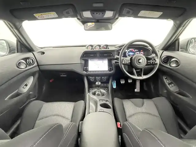 日産 フェアレディ Ｚ 千葉県 2024(令6)年 0.9万km ダークメタルグレー 6速MT/ワンオーナー/メーカーオプションナビ/・BT/TV/USB/AndroidAuto/バックカメラ/スポーツモード/ニスモエアロ/インテリジェントキー/スペアキー/プッシュスタートボタン/ビルトインETC2.0/革巻きステアリング/ステアリングスイッチ/Autoライト/レーダークルーズコントロール/オートマチックハイビーム/インテリジェントレーダーブレーキ/横滑り防止/LEDヘッドライト/フォグランプ/純正18インチアルミホイール/フロアマット/保証書/取扱説明書
