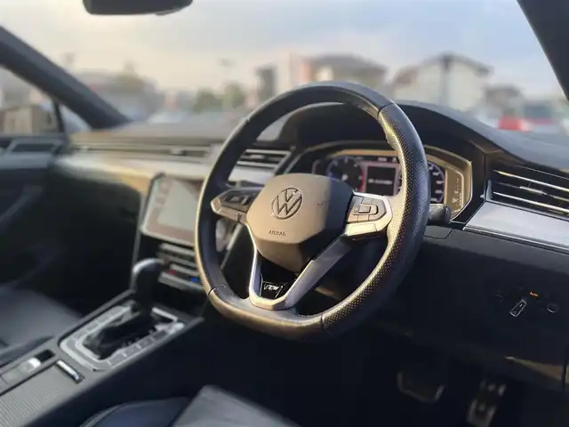 フォルクスワーゲン ＶＷ パサート ヴァリアント TDI Rライン 栃木県 2021(令3)年 3.5万km パイライトシルバーM 黒革シート/運転席マッサージ/パワーシート /シートヒーター /ヘッドアップディスプレイ/デジタルメータークラスター/スマートキー/ナビ/フルセグTV/全方位カメラ/ETC/ACC/パーキングアシスト /LEDヘッドライト/オートライト/パーキングセンサー /レーンキープアシスト/ブラインドスポット