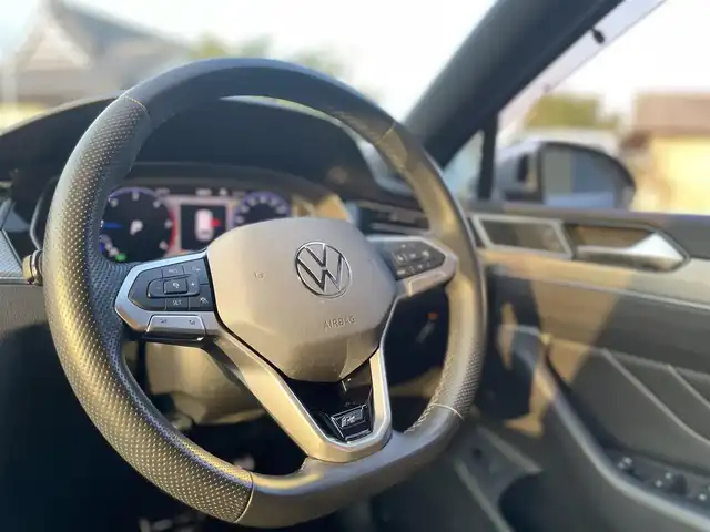 フォルクスワーゲン ＶＷ パサート ヴァリアント TDI Rライン 栃木県 2021(令3)年 3.5万km パイライトシルバーM 黒革シート/運転席マッサージ/パワーシート /シートヒーター /ヘッドアップディスプレイ/デジタルメータークラスター/スマートキー/ナビ/フルセグTV/全方位カメラ/ETC/ACC/パーキングアシスト /LEDヘッドライト/オートライト/パーキングセンサー /レーンキープアシスト/ブラインドスポット
