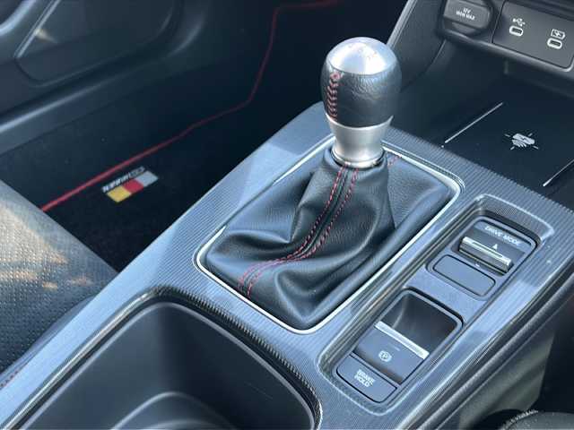 ホンダ シビック RS 長野県 2025(令7)年 0.6万km 青 ・BOSEサウンド/・純正9インチメモリーナビゲーション/AM FM Bluetooth/・バックカメラ/・ETC2.0/・ホンダセンシング/・レーダークルーズコントロール/・レーンキープアシスト/・ブラインドスポットモニター/・純正18インチアルミホイール/・ステアリングリモコン/・コーナーセンサー/・LEDヘッドライト/・オートライト/・横滑り防止装置/・シートヒーター(D/N)/・ウィンカーミラー/・電動格納ミラー/・フロアマット/・スマートキー/・エンジンプッシュスタート