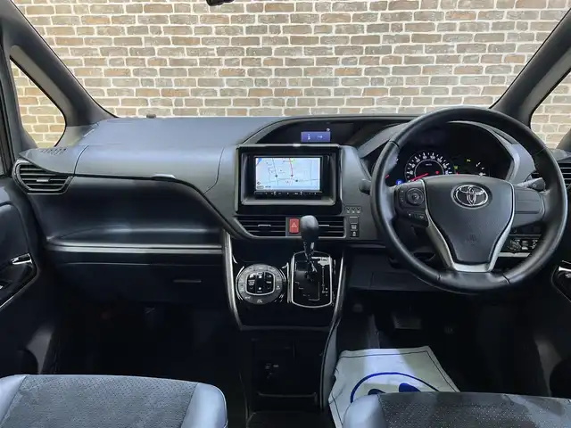 トヨタ ヴォクシー ZS 煌Ⅲ 岩手県 2020(令2)年 1.9万km ブラック ４WD　/両側パワースライドドア/トヨタセーフティセンスC/プリクラッシュセーフティ/レーンディパーチャーアラート/オートマチックハイビーム/先行車発進告知/クルーズコントロール/クリアランスソナー/横滑り防止装置/アイドリングストップ/MTモード付AT/リアサンシェード/リアオートエアコン/Pioneerナビ/フルセグTV/バックカメラ/ETC/ドライブレコーダー/LEDヘッドランプ/フォグランプ/純正16インチアルミホイール