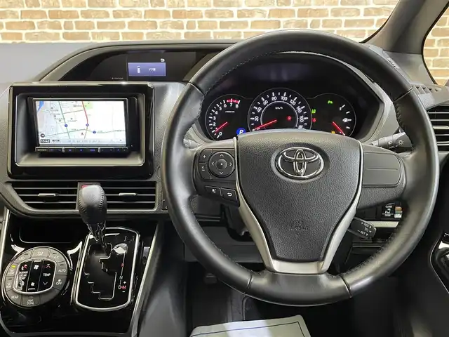 トヨタ ヴォクシー ZS 煌Ⅲ 岩手県 2020(令2)年 1.9万km ブラック ４WD　/両側パワースライドドア/トヨタセーフティセンスC/プリクラッシュセーフティ/レーンディパーチャーアラート/オートマチックハイビーム/先行車発進告知/クルーズコントロール/クリアランスソナー/横滑り防止装置/アイドリングストップ/MTモード付AT/リアサンシェード/リアオートエアコン/Pioneerナビ/フルセグTV/バックカメラ/ETC/ドライブレコーダー/LEDヘッドランプ/フォグランプ/純正16インチアルミホイール