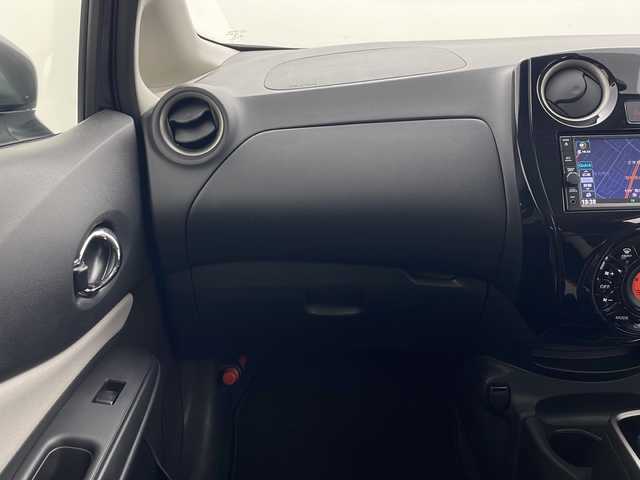 日産 ノート e－パワー X FOUR 秋田県 2019(令1)年 1.3万km ダークメタルグレー ４WD/純正ナビ【AM/FM/BT/CD】 /フルセグTV /バックカメラ /ETC /横滑り防止装置　/衝突被害軽減システム　/クリアランスソナー /ライトレベライザー /レーンキープアシスト　/純正AW /純正フロアマット　/コーナーセンサー /ステアリングリモコン/プッシュスタート /DRIVE MODE/オートエアコン /オートライト/ウィンカーミラー /サイドバイザー /保証書/取扱説明書