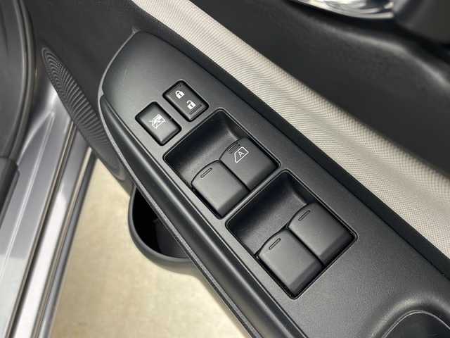 日産 ノート e－パワー X FOUR 秋田県 2019(令1)年 1.3万km ダークメタルグレー ４WD/純正ナビ【AM/FM/BT/CD】 /フルセグTV /バックカメラ /ETC /横滑り防止装置　/衝突被害軽減システム　/クリアランスソナー /ライトレベライザー /レーンキープアシスト　/純正AW /純正フロアマット　/コーナーセンサー /ステアリングリモコン/プッシュスタート /DRIVE MODE/オートエアコン /オートライト/ウィンカーミラー /サイドバイザー /保証書/取扱説明書