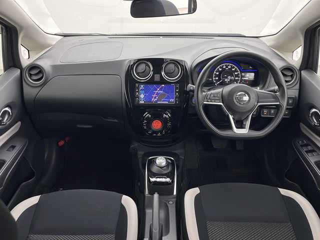 日産 ノート e－パワー X FOUR 秋田県 2019(令1)年 1.3万km ダークメタルグレー ４WD/純正ナビ【AM/FM/BT/CD】 /フルセグTV /バックカメラ /ETC /横滑り防止装置　/衝突被害軽減システム　/クリアランスソナー /ライトレベライザー /レーンキープアシスト　/純正AW /純正フロアマット　/コーナーセンサー /ステアリングリモコン/プッシュスタート /DRIVE MODE/オートエアコン /オートライト/ウィンカーミラー /サイドバイザー /保証書/取扱説明書