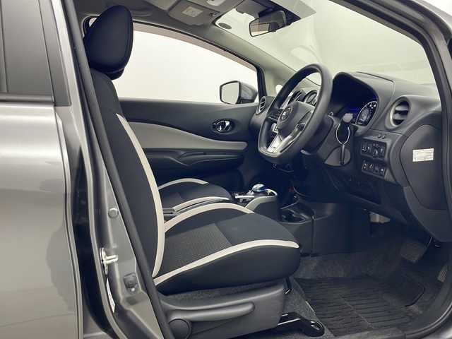 日産 ノート e－パワー X FOUR 秋田県 2019(令1)年 1.3万km ダークメタルグレー ４WD/純正ナビ【AM/FM/BT/CD】 /フルセグTV /バックカメラ /ETC /横滑り防止装置　/衝突被害軽減システム　/クリアランスソナー /ライトレベライザー /レーンキープアシスト　/純正AW /純正フロアマット　/コーナーセンサー /ステアリングリモコン/プッシュスタート /DRIVE MODE/オートエアコン /オートライト/ウィンカーミラー /サイドバイザー /保証書/取扱説明書