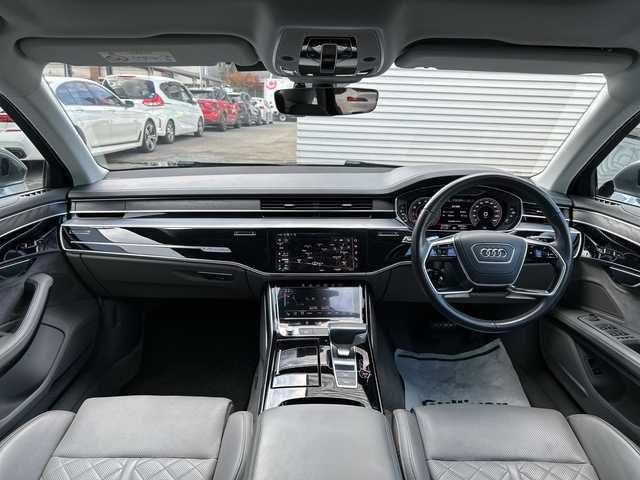 アウディ Ａ８ 60TFSIクワトロ 東京都 2018(平30)年 12.2万km デイトナグレーパールエフェクト AUDIプレセンス/AUDIアクティブレーンアシスト/アダプティブクルーズコントロール/純正ナビ/フルセグTV/BT/USB/BANG＆OLUFSEN/全方位カメラ ETC2.0/サンルーフ レザーシート/前席シートヒーター/前席エアシート/前席パワーシート/LEDライト/オートライト/スマートキー×2/パドルシフト付革巻きハンドル/前ドライブレコーダー/前後コーナーセンサー/MMI タッチレスポンス/純正20インチアルミ