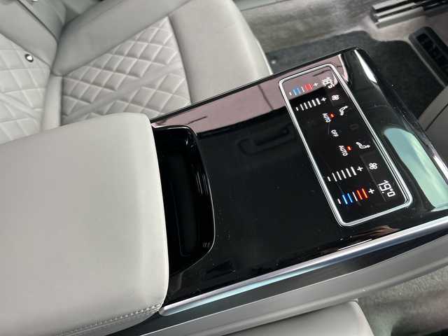 アウディ Ａ８ 60TFSIクワトロ 東京都 2018(平30)年 12.2万km デイトナグレーパールエフェクト AUDIプレセンス/AUDIアクティブレーンアシスト/アダプティブクルーズコントロール/純正ナビ/フルセグTV/BT/USB/BANG＆OLUFSEN/全方位カメラ ETC2.0/サンルーフ レザーシート/前席シートヒーター/前席エアシート/前席パワーシート/LEDライト/オートライト/スマートキー×2/パドルシフト付革巻きハンドル/前ドライブレコーダー/前後コーナーセンサー/MMI タッチレスポンス/純正20インチアルミ