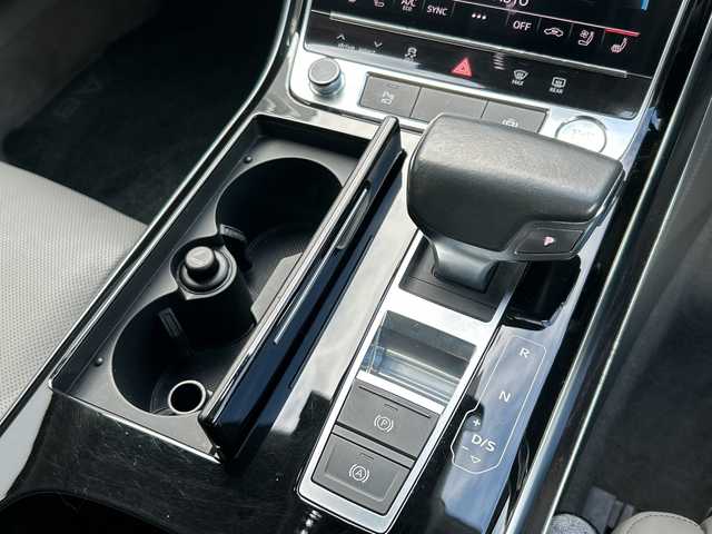 アウディ Ａ８ 60TFSIクワトロ 東京都 2018(平30)年 12.2万km デイトナグレーパールエフェクト AUDIプレセンス/AUDIアクティブレーンアシスト/アダプティブクルーズコントロール/純正ナビ/フルセグTV/BT/USB/BANG＆OLUFSEN/全方位カメラ ETC2.0/サンルーフ レザーシート/前席シートヒーター/前席エアシート/前席パワーシート/LEDライト/オートライト/スマートキー×2/パドルシフト付革巻きハンドル/前ドライブレコーダー/前後コーナーセンサー/MMI タッチレスポンス/純正20インチアルミ