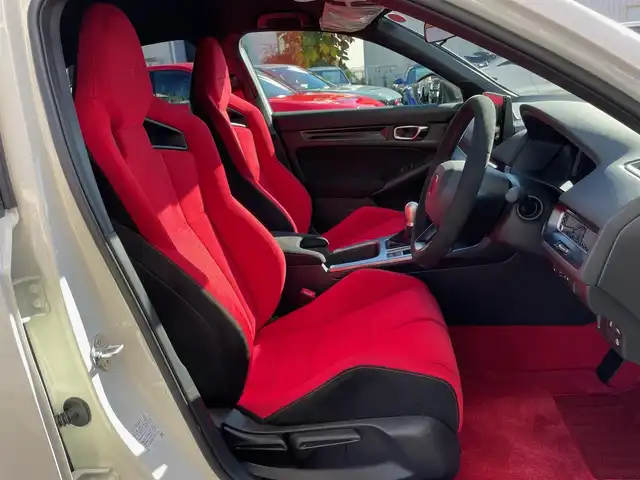 ホンダ シビック タイプR 神奈川県 2025(令7)年 0.1千km チャンピオンシップホワイト ワンオーナー/純正メモリーナビ・地デジTV/バックモニター/ビルトインETC2.0/純正USB/BT再生/純正19インチAW/ブレンボブレーキ/LEDヘッドライト/ホンダセンシング/レーダークルーズコントロール/PCS/LKA/BSM/標識検知/コーナーセンサー/プッシュスタート/スマートキー×2/純正フロアマット/保証書・取説あり