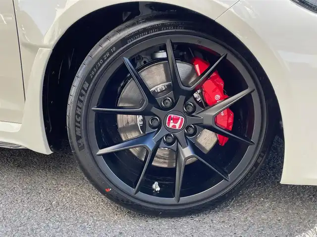 ホンダ シビック タイプR 神奈川県 2025(令7)年 0.1千km チャンピオンシップホワイト ワンオーナー/純正メモリーナビ・地デジTV/バックモニター/ビルトインETC2.0/純正USB/BT再生/純正19インチAW/ブレンボブレーキ/LEDヘッドライト/ホンダセンシング/レーダークルーズコントロール/PCS/LKA/BSM/標識検知/コーナーセンサー/プッシュスタート/スマートキー×2/純正フロアマット/保証書・取説あり