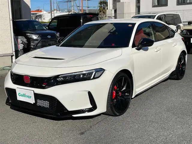 ホンダ シビック タイプR 神奈川県 2025(令7)年 0.1千km チャンピオンシップホワイト ワンオーナー/純正メモリーナビ・地デジTV/バックモニター/ビルトインETC2.0/純正USB/BT再生/純正19インチAW/ブレンボブレーキ/LEDヘッドライト/ホンダセンシング/レーダークルーズコントロール/PCS/LKA/BSM/標識検知/コーナーセンサー/プッシュスタート/スマートキー×2/純正フロアマット/保証書・取説あり