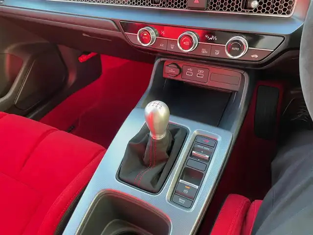 ホンダ シビック タイプR 神奈川県 2025(令7)年 0.1千km チャンピオンシップホワイト ワンオーナー/純正メモリーナビ・地デジTV/バックモニター/ビルトインETC2.0/純正USB/BT再生/純正19インチAW/ブレンボブレーキ/LEDヘッドライト/ホンダセンシング/レーダークルーズコントロール/PCS/LKA/BSM/標識検知/コーナーセンサー/プッシュスタート/スマートキー×2/純正フロアマット/保証書・取説あり