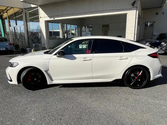 ホンダ シビック タイプR 神奈川県 2025(令7)年 0.1千km チャンピオンシップホワイト ワンオーナー/純正メモリーナビ・地デジTV/バックモニター/ビルトインETC2.0/純正USB/BT再生/純正19インチAW/ブレンボブレーキ/LEDヘッドライト/ホンダセンシング/レーダークルーズコントロール/PCS/LKA/BSM/標識検知/コーナーセンサー/プッシュスタート/スマートキー×2/純正フロアマット/保証書・取説あり