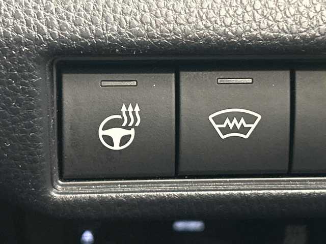 トヨタ プリウス Z 愛知県 2023(令5)年 3.9万km プラチナホワイトパールマイカ 禁煙車/純正12.3インチナビ/（AM/FM/Bluetooth/USB/フルセグTV/HDMI)/全方位カメラ/ワイヤレス充電/AC100V電源/トヨタセーフティセンス/・プリクラッシュセーフティ/・レーントレーシングアシスト/・レーンディパーチャーアラート/・ブラインドスポットモニター/・パーキングセンサー/・フロントクロストラフィックアラート/・リアクロストラフィックアラート/・レーンチェンジアシスト/・オートマチックハイビーム/・レーダークルーズコントロール/・ロードサインアシスト/パーキングアシスト/デジタルインナーミラー/ETC2.0/前後ドライブレコーダー（ナビ内蔵）/前席シートヒーター/前席シートベンチレーション/パワーシート/メモリシート/ステアリングヒーター/パワーバックドア/スマートキー/プッシュスタート/LEDヘッドライト/フロントフォグランプ/オートライト/フロアマット/横滑り防止装置/電子パーキングブレーキ/オートホールド/電動格納ミラー/ステアリングスイッチ