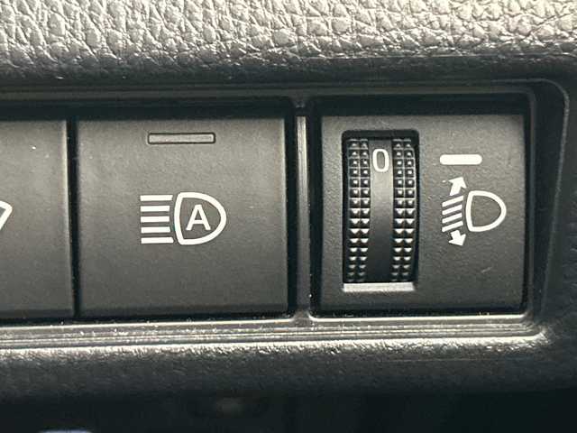 トヨタ プリウス Z 愛知県 2023(令5)年 3.9万km プラチナホワイトパールマイカ 禁煙車/純正12.3インチナビ/（AM/FM/Bluetooth/USB/フルセグTV/HDMI)/全方位カメラ/ワイヤレス充電/AC100V電源/トヨタセーフティセンス/・プリクラッシュセーフティ/・レーントレーシングアシスト/・レーンディパーチャーアラート/・ブラインドスポットモニター/・パーキングセンサー/・フロントクロストラフィックアラート/・リアクロストラフィックアラート/・レーンチェンジアシスト/・オートマチックハイビーム/・レーダークルーズコントロール/・ロードサインアシスト/パーキングアシスト/デジタルインナーミラー/ETC2.0/前後ドライブレコーダー（ナビ内蔵）/前席シートヒーター/前席シートベンチレーション/パワーシート/メモリシート/ステアリングヒーター/パワーバックドア/スマートキー/プッシュスタート/LEDヘッドライト/フロントフォグランプ/オートライト/フロアマット/横滑り防止装置/電子パーキングブレーキ/オートホールド/電動格納ミラー/ステアリングスイッチ