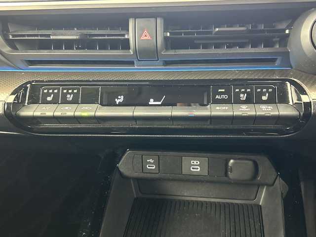 トヨタ プリウス Z 愛知県 2023(令5)年 3.9万km プラチナホワイトパールマイカ 禁煙車/純正12.3インチナビ/（AM/FM/Bluetooth/USB/フルセグTV/HDMI)/全方位カメラ/ワイヤレス充電/AC100V電源/トヨタセーフティセンス/・プリクラッシュセーフティ/・レーントレーシングアシスト/・レーンディパーチャーアラート/・ブラインドスポットモニター/・パーキングセンサー/・フロントクロストラフィックアラート/・リアクロストラフィックアラート/・レーンチェンジアシスト/・オートマチックハイビーム/・レーダークルーズコントロール/・ロードサインアシスト/パーキングアシスト/デジタルインナーミラー/ETC2.0/前後ドライブレコーダー（ナビ内蔵）/前席シートヒーター/前席シートベンチレーション/パワーシート/メモリシート/ステアリングヒーター/パワーバックドア/スマートキー/プッシュスタート/LEDヘッドライト/フロントフォグランプ/オートライト/フロアマット/横滑り防止装置/電子パーキングブレーキ/オートホールド/電動格納ミラー/ステアリングスイッチ