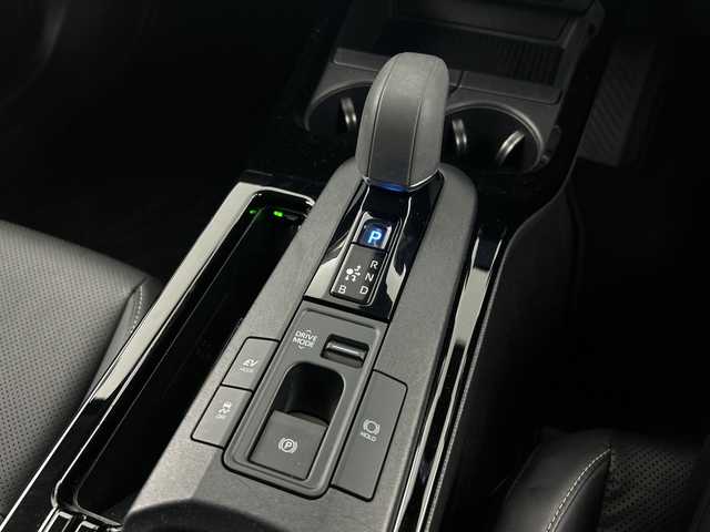 トヨタ プリウス Z 愛知県 2023(令5)年 3.9万km プラチナホワイトパールマイカ 禁煙車/純正12.3インチナビ/（AM/FM/Bluetooth/USB/フルセグTV/HDMI)/全方位カメラ/ワイヤレス充電/AC100V電源/トヨタセーフティセンス/・プリクラッシュセーフティ/・レーントレーシングアシスト/・レーンディパーチャーアラート/・ブラインドスポットモニター/・パーキングセンサー/・フロントクロストラフィックアラート/・リアクロストラフィックアラート/・レーンチェンジアシスト/・オートマチックハイビーム/・レーダークルーズコントロール/・ロードサインアシスト/パーキングアシスト/デジタルインナーミラー/ETC2.0/前後ドライブレコーダー（ナビ内蔵）/前席シートヒーター/前席シートベンチレーション/パワーシート/メモリシート/ステアリングヒーター/パワーバックドア/スマートキー/プッシュスタート/LEDヘッドライト/フロントフォグランプ/オートライト/フロアマット/横滑り防止装置/電子パーキングブレーキ/オートホールド/電動格納ミラー/ステアリングスイッチ