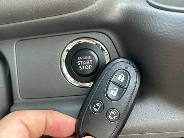 スズキ エブリイ JOINターボ 石川県 2025(令7)年 0.4万km モスグレーメタリック 4WD/社外SDナビゲーション/【FM/AM・SD・CD・Bluetooth】/・フルセグTV/・バックカメラ/ETC/前方ドライブレコーダー/スズキセーフティサポート/衝突軽減ブレーキ/アイドリングストップ/横滑り防止機能/レーンキープアシスト/クリアランスソナー/運転席シートヒーター/両側パワースライドドア/USB端子/LEDヘッドライト/フロアマット