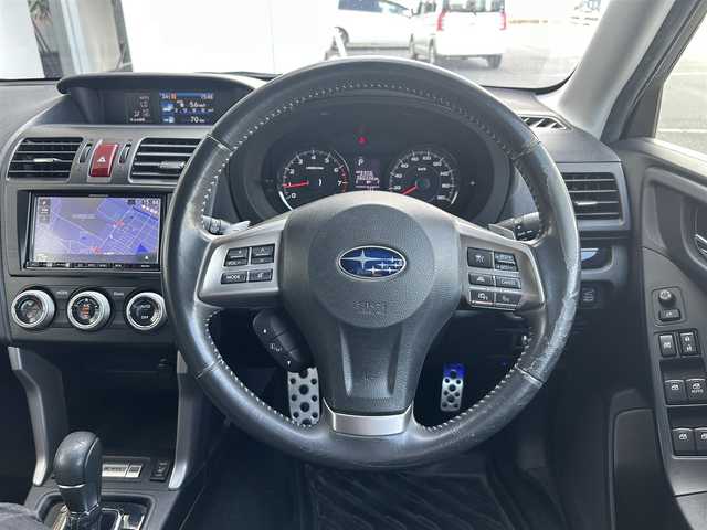 スバル フォレスター 2．0XT アイサイト アドバン 静岡県 2014(平26)年 6.1万km クリスタルブラックシリカ ワンオーナー/純正ナビ（AM/FM/BT/CD/DVD)/フルセグテレビ/バックカメラ/ETC/ドライブレコーダー/ガナドールマフラー/パワーバックドア/衝突被害軽減ブレーキ/レーンキープアシスト/オートクルーズコントロール/ＨＩＤヘッドライト/純正フロアマット/純正アルミホイール（225/55R18)/シートヒーター/ステアリングリモコン/横滑り防止装置