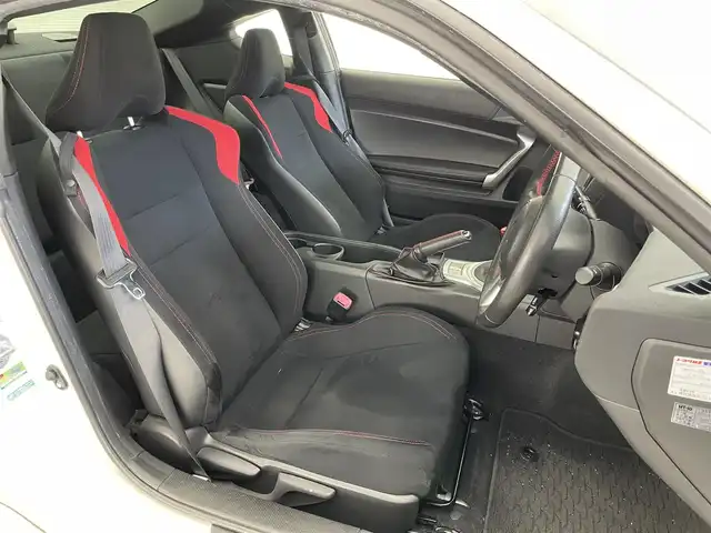 トヨタ ８６ GT 愛知県 2015(平27)年 5万km クリスタルホワイトパール ６速ＭＴ車　純正メモリナビ　フルセグＴＶ　Ｂｌｕｅｔｏｏｔｈ　バックカメラ　ＨＫＳ車高調　ＴＲＤ４本出しマフラー　社外エアロ　社外ランプ　シーケンシャルウィンカー　ＥＴＣ　純正１７インチアルミ　禁煙車