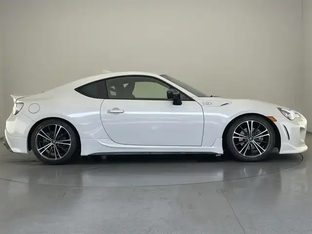 トヨタ ８６ GT 愛知県 2015(平27)年 5万km クリスタルホワイトパール ６速ＭＴ車　純正メモリナビ　フルセグＴＶ　Ｂｌｕｅｔｏｏｔｈ　バックカメラ　ＨＫＳ車高調　ＴＲＤ４本出しマフラー　社外エアロ　社外ランプ　シーケンシャルウィンカー　ＥＴＣ　純正１７インチアルミ　禁煙車
