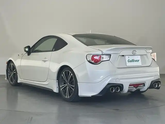 トヨタ ８６ GT 愛知県 2015(平27)年 5万km クリスタルホワイトパール ６速ＭＴ車　純正メモリナビ　フルセグＴＶ　Ｂｌｕｅｔｏｏｔｈ　バックカメラ　ＨＫＳ車高調　ＴＲＤ４本出しマフラー　社外エアロ　社外ランプ　シーケンシャルウィンカー　ＥＴＣ　純正１７インチアルミ　禁煙車