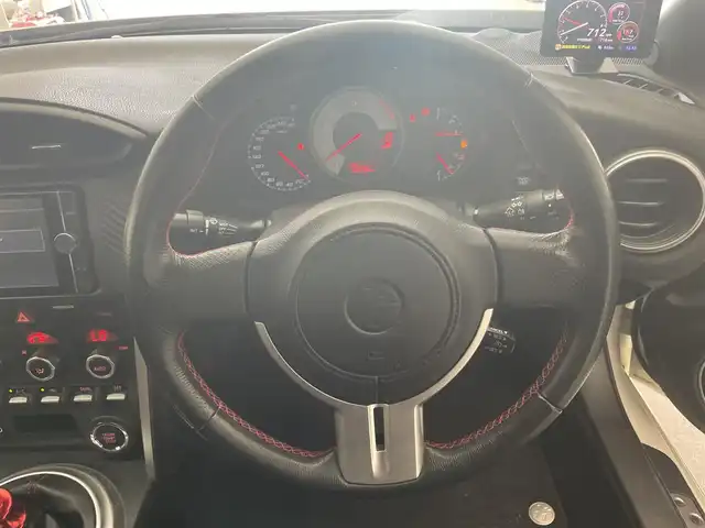 トヨタ ８６ GT 愛知県 2015(平27)年 5万km クリスタルホワイトパール ６速ＭＴ車　純正メモリナビ　フルセグＴＶ　Ｂｌｕｅｔｏｏｔｈ　バックカメラ　ＨＫＳ車高調　ＴＲＤ４本出しマフラー　社外エアロ　社外ランプ　シーケンシャルウィンカー　ＥＴＣ　純正１７インチアルミ　禁煙車