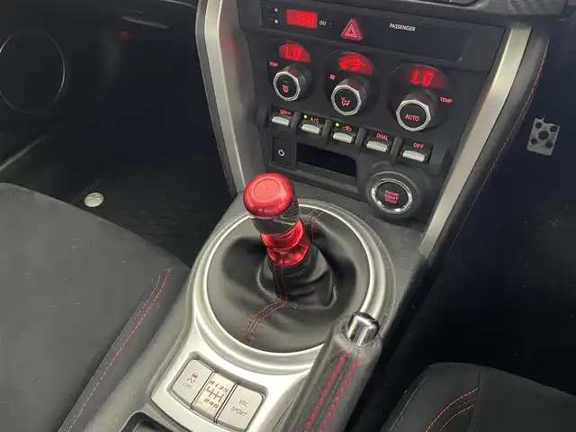 トヨタ ８６ GT 愛知県 2015(平27)年 5万km クリスタルホワイトパール ６速ＭＴ車　純正メモリナビ　フルセグＴＶ　Ｂｌｕｅｔｏｏｔｈ　バックカメラ　ＨＫＳ車高調　ＴＲＤ４本出しマフラー　社外エアロ　社外ランプ　シーケンシャルウィンカー　ＥＴＣ　純正１７インチアルミ　禁煙車