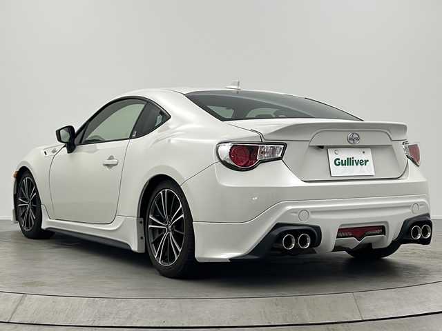 トヨタ ８６ GT 大阪府 2015(平27)年 5万km クリスタルホワイトパール 純正ナビ/社外フロントバンパー/TRDリアバンパー/TRDリアスポイラー/TRD４本出しマフラー/HKS車高調/BLITZサクションキット/社外ライト/シーケンシャルウィンカー/純正AW/バックカメラ/フルセグTV/Bluetooth/ETC