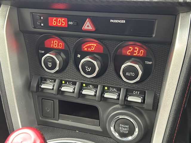 トヨタ ８６ GT 大阪府 2015(平27)年 5万km クリスタルホワイトパール 純正ナビ/社外フロントバンパー/TRDリアバンパー/TRDリアスポイラー/TRD４本出しマフラー/HKS車高調/BLITZサクションキット/社外ライト/シーケンシャルウィンカー/純正AW/バックカメラ/フルセグTV/Bluetooth/ETC