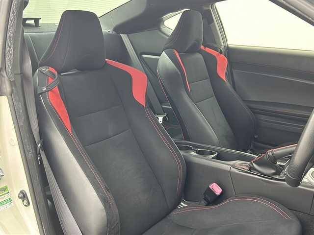 トヨタ ８６ GT 大阪府 2015(平27)年 5万km クリスタルホワイトパール 純正ナビ/社外フロントバンパー/TRDリアバンパー/TRDリアスポイラー/TRD４本出しマフラー/HKS車高調/BLITZサクションキット/社外ライト/シーケンシャルウィンカー/純正AW/バックカメラ/フルセグTV/Bluetooth/ETC