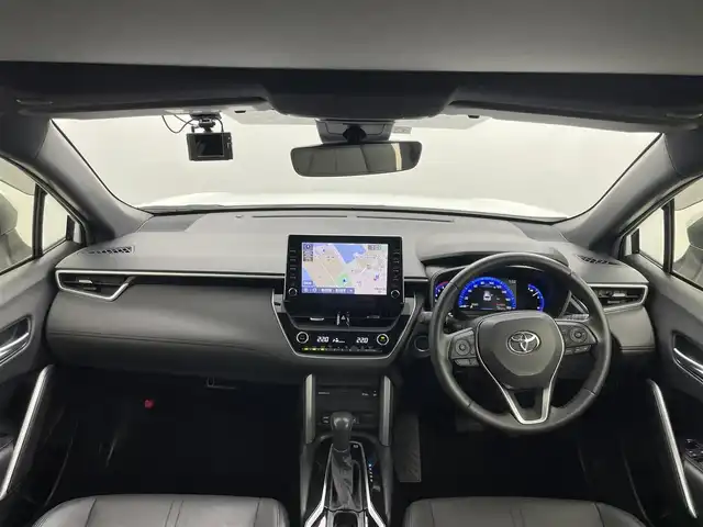 トヨタ カローラ クロス ハイブリッド Z 岡山県 2023(令5)年 3万km プラチナホワイトパールマイカ 純正9インチディスプレイオーディオ(ナビ機能付き)		/【フルセグ/Bluetooth/DVD】	/パノラマルーフ	/パノラミックビューモニター		/純正18inアルミホイール+サマータイヤ：装着			/レーダークルーズコントロール		/ビルトインETC		/LEDヘッドライト（AUTO機能付き）		/シートヒーター		/横滑り防止機能		/衝突軽減システム		/車線逸脱防止システム		/社外ドライブレコーダー			/スマートキー			/プッシュスタート		/コーナーセンサー				/新車保証書		/取扱説明書		/スペアキー×１