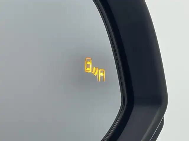 トヨタ カローラ クロス ハイブリッド Z 岡山県 2023(令5)年 3万km プラチナホワイトパールマイカ 純正9インチディスプレイオーディオ(ナビ機能付き)		/【フルセグ/Bluetooth/DVD】	/パノラマルーフ	/パノラミックビューモニター		/純正18inアルミホイール+サマータイヤ：装着			/レーダークルーズコントロール		/ビルトインETC		/LEDヘッドライト（AUTO機能付き）		/シートヒーター		/横滑り防止機能		/衝突軽減システム		/車線逸脱防止システム		/社外ドライブレコーダー			/スマートキー			/プッシュスタート		/コーナーセンサー				/新車保証書		/取扱説明書		/スペアキー×１