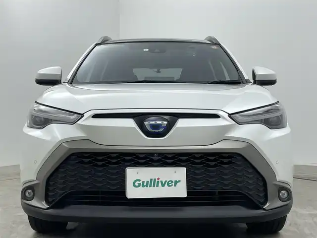 トヨタ カローラ クロス ハイブリッド Z 岡山県 2023(令5)年 3万km プラチナホワイトパールマイカ 純正9インチディスプレイオーディオ(ナビ機能付き)		/【フルセグ/Bluetooth/DVD】	/パノラマルーフ	/パノラミックビューモニター		/純正18inアルミホイール+サマータイヤ：装着			/レーダークルーズコントロール		/ビルトインETC		/LEDヘッドライト（AUTO機能付き）		/シートヒーター		/横滑り防止機能		/衝突軽減システム		/車線逸脱防止システム		/社外ドライブレコーダー			/スマートキー			/プッシュスタート		/コーナーセンサー				/新車保証書		/取扱説明書		/スペアキー×１