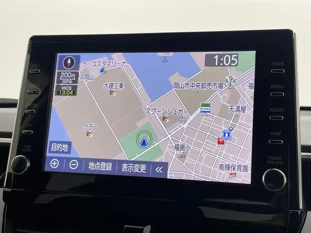 トヨタ カローラ クロス ハイブリッド Z 岡山県 2023(令5)年 3万km プラチナホワイトパールマイカ 純正9インチディスプレイオーディオ(ナビ機能付き)		/【フルセグ/Bluetooth/DVD】	/パノラマルーフ	/パノラミックビューモニター		/純正18inアルミホイール+サマータイヤ：装着			/レーダークルーズコントロール		/ビルトインETC		/LEDヘッドライト（AUTO機能付き）		/シートヒーター		/横滑り防止機能		/衝突軽減システム		/車線逸脱防止システム		/社外ドライブレコーダー			/スマートキー			/プッシュスタート		/コーナーセンサー				/新車保証書		/取扱説明書		/スペアキー×１